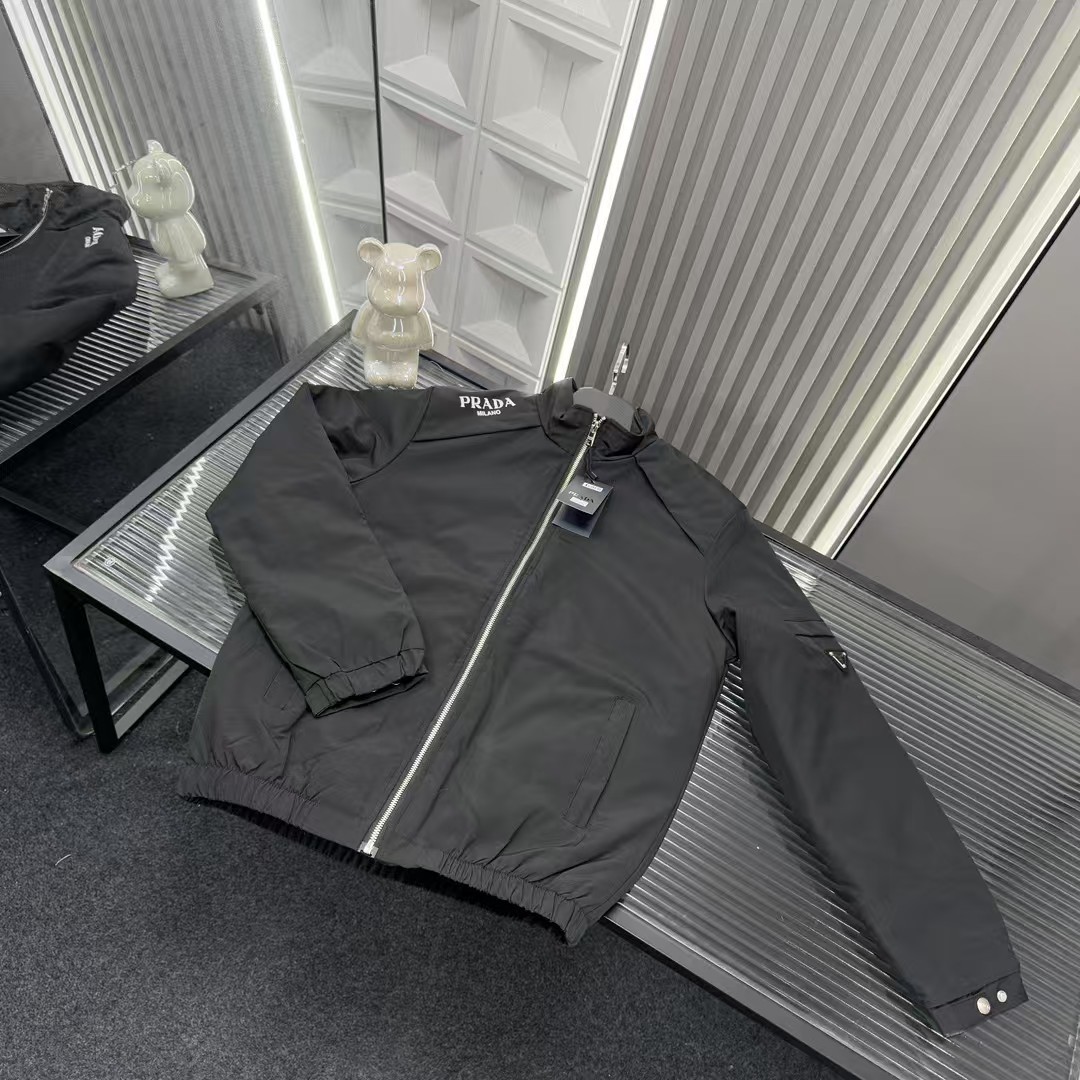 🛒购物价：💰219 秋冬爆款热销款推荐⭐Prada普拉达二棉加厚立领外套 手臂金属牌三角钢印🪡三标齐全官网一致，放大看细节📷原相机实物拍摄 
颜色：黑色
尺码：L-4xl
 L（80～105斤）
XL（105～120斤）
2XL（120～140斤）
3XL（140～160斤）
4XL（160～180斤）

