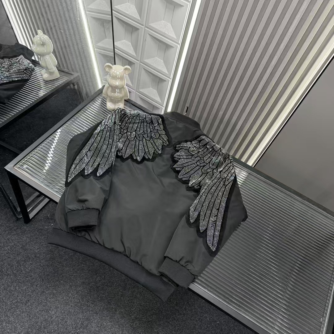 🛒购物价：💰229 秋冬爆款热销款推荐⭐Boy二棉加厚立领外套  后背满印满钻老鹰翅膀图案🪡三标齐全官网一致，放大看细节📷原相机实物拍摄 
颜色：黑色
尺码：L-4xl
 L（80～105斤）
XL（105～120斤）
2XL（120～140斤）
3XL（140～160斤）
4XL（160～180斤）

