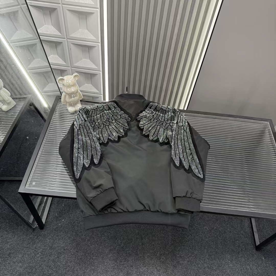 🛒购物价：💰229 秋冬爆款热销款推荐⭐Boy二棉加厚立领外套  后背满印满钻老鹰翅膀图案🪡三标齐全官网一致，放大看细节📷原相机实物拍摄 
颜色：黑色
尺码：L-4xl
 L（80～105斤）
XL（105～120斤）
2XL（120～140斤）
3XL（140～160斤）
4XL（160～180斤）

