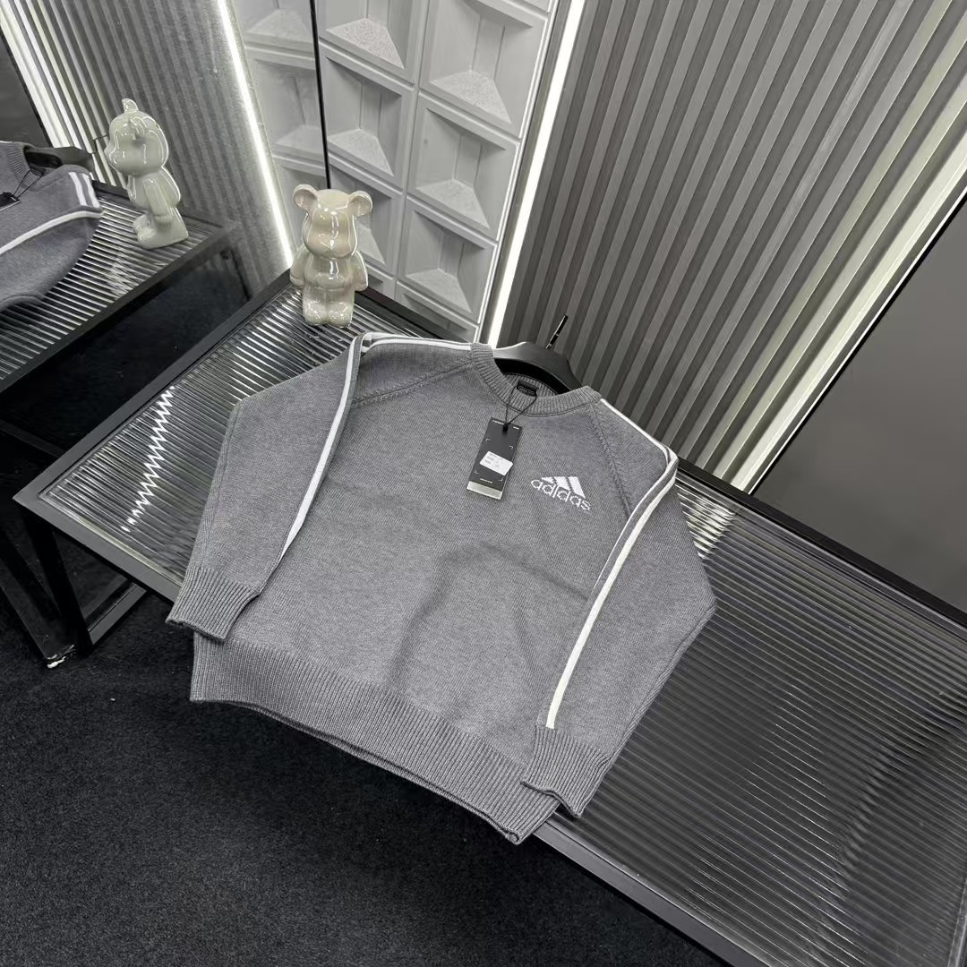 🛒购物价：💰129 秋冬爆款热销款推荐⭐AD阿迪达斯针织毛衣  三道杠胸前Logo一体针织毛衣🪡三标齐全官网一致，放大看细节📷原相机实物拍摄 
颜色：灰色
尺码：L-4xl
 L（80～105斤）
XL（105～120斤）
2XL（120～140斤）
3XL（140～160斤）
4XL（160～180斤）