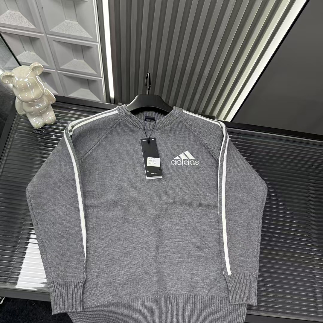 🛒购物价：💰129 秋冬爆款热销款推荐⭐AD阿迪达斯针织毛衣  三道杠胸前Logo一体针织毛衣🪡三标齐全官网一致，放大看细节📷原相机实物拍摄 
颜色：灰色
尺码：L-4xl
 L（80～105斤）
XL（105～120斤）
2XL（120～140斤）
3XL（140～160斤）
4XL（160～180斤）