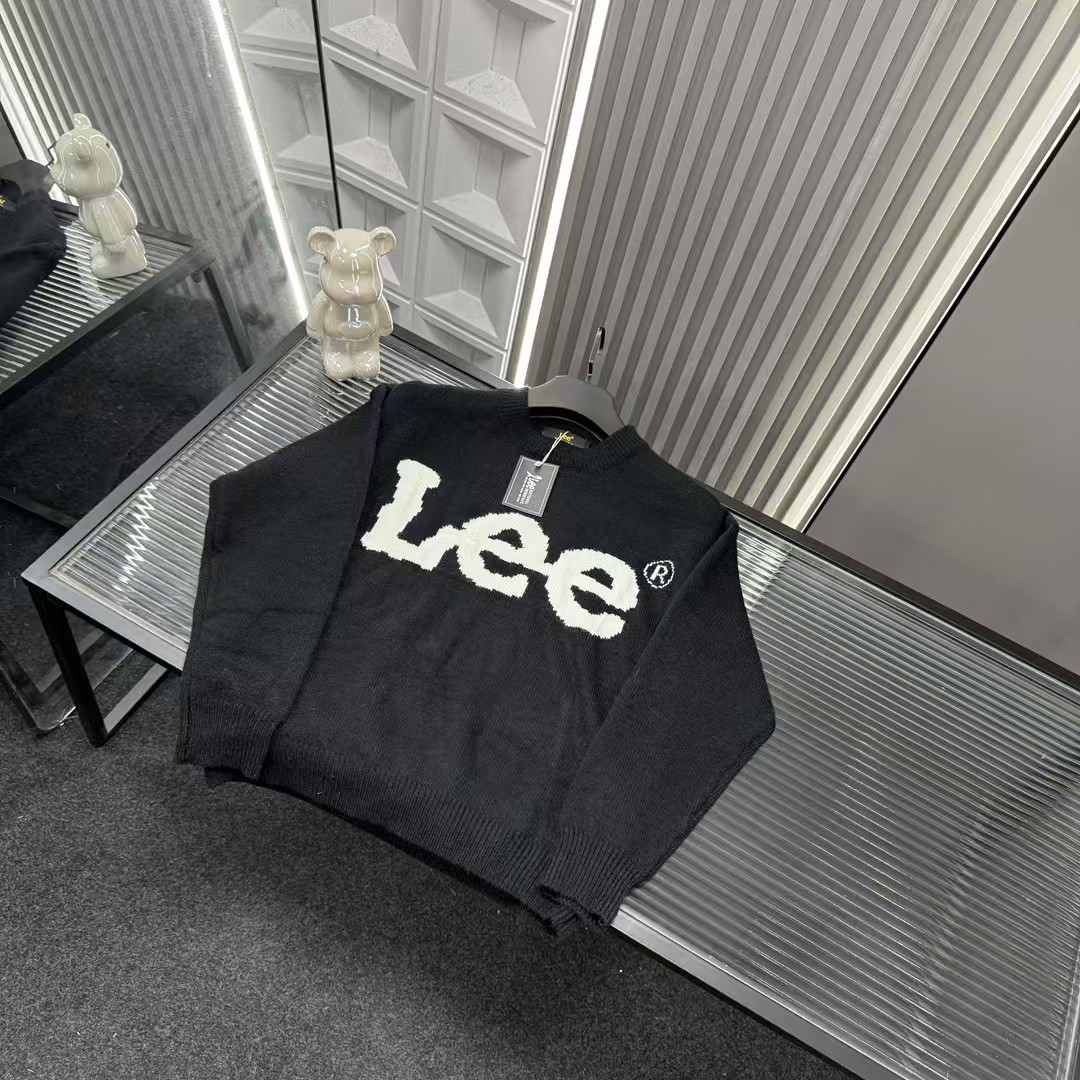 🛒购物价：💰129 秋冬爆款热销款推荐⭐潮牌Lee针织毛衣  胸前字母植绒图案🪡三标齐全官网一致，放大看细节📷原相机实物拍摄 
颜色：黑色
尺码：L-4xl
 L（80～105斤）
XL（105～120斤）
2XL（120～140斤）
3XL（140～160斤）
4XL（160～180斤）
