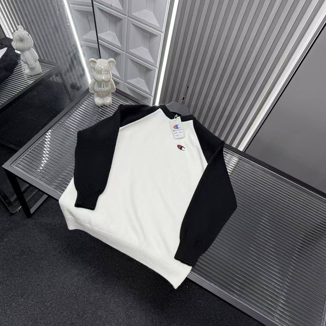 🛒购物价：💰129 秋冬爆款热销款推荐⭐冠军针织毛衣  拼接黑白撞色🪡三标齐全官网一致，放大看细节📷原相机实物拍摄 
颜色：白色
尺码：L-4xl
 L（80～105斤）
XL（105～120斤）
2XL（120～140斤）
3XL（140～160斤）
4XL（160～180斤）