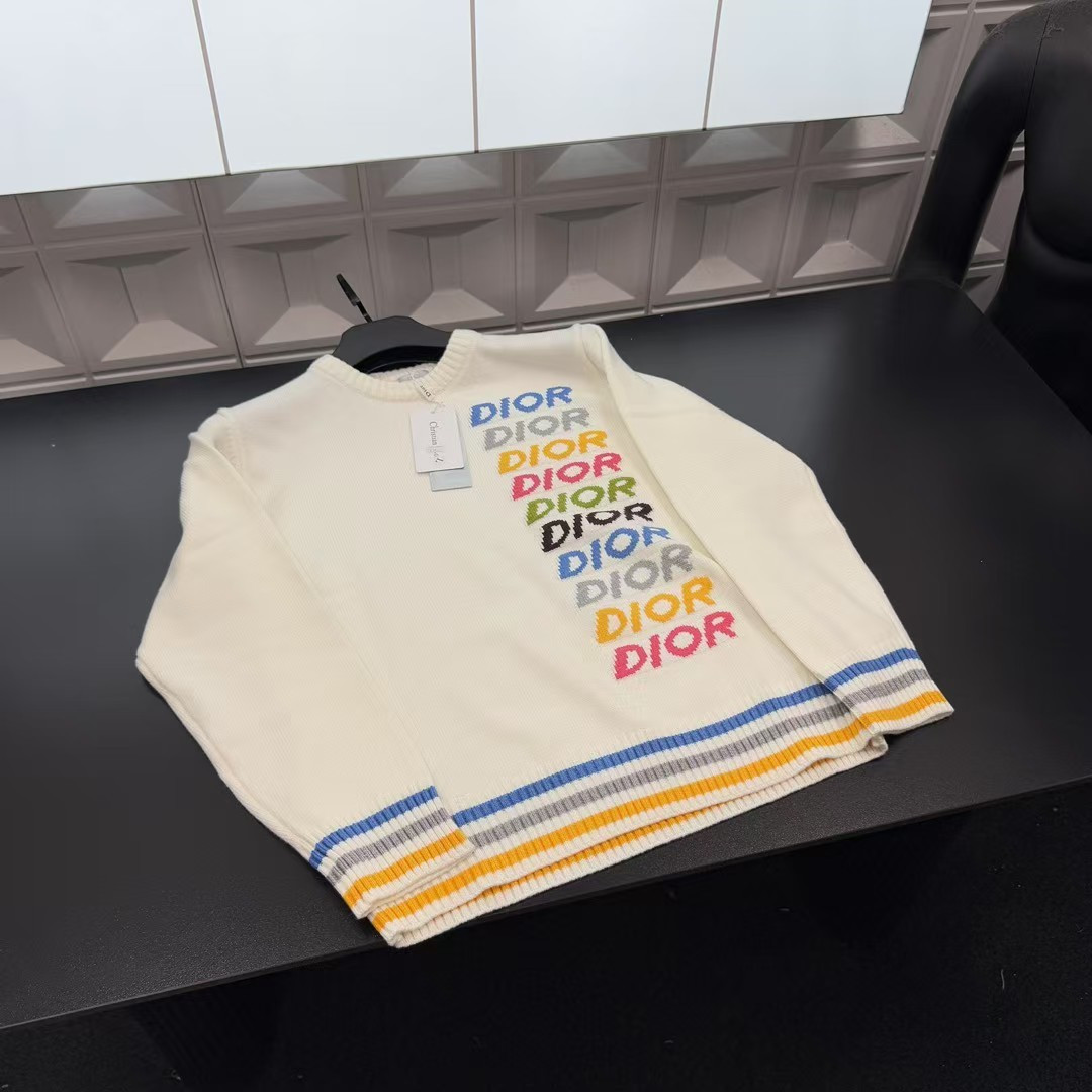 🛒购物价：💰129 秋冬爆款热销款推荐⭐Dior迪奥针织毛衣  满印竖排多巴胺字母图案 🪡三标齐全官网一致，放大看细节📷原相机实物拍摄 
颜色：米白色
尺码：L-4xl
 L（80～105斤）
XL（105～120斤）
2XL（120～140斤）
3XL（140～160斤）
4XL（160～180斤）