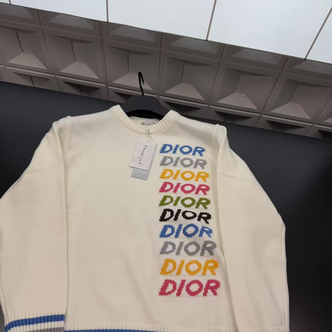 🛒购物价：💰129 秋冬爆款热销款推荐⭐Dior迪奥针织毛衣  满印竖排多巴胺字母图案 🪡三标齐全官网一致，放大看细节📷原相机实物拍摄 
颜色：米白色
尺码：L-4xl
 L（80～105斤）
XL（105～120斤）
2XL（120～140斤）
3XL（140～160斤）
4XL（160～180斤）