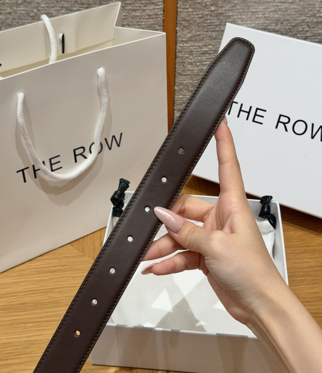 -THE ROW✨ Classic Belt 30mm 经典款腰带 窄款亮面小牛皮腰带,搭配金属针扣与一体式固定皮圈。3 -THE ROW✨ Classic Belt 30mm 经典款腰带 窄款亮面小牛皮腰带,搭配金属针扣与一体式固定皮圈。3