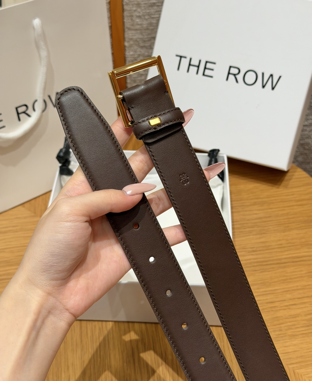 -THE ROW✨ Classic Belt 30mm 经典款腰带 窄款亮面小牛皮腰带,搭配金属针扣与一体式固定皮圈。3 -THE ROW✨ Classic Belt 30mm 经典款腰带 窄款亮面小牛皮腰带,搭配金属针扣与一体式固定皮圈。3