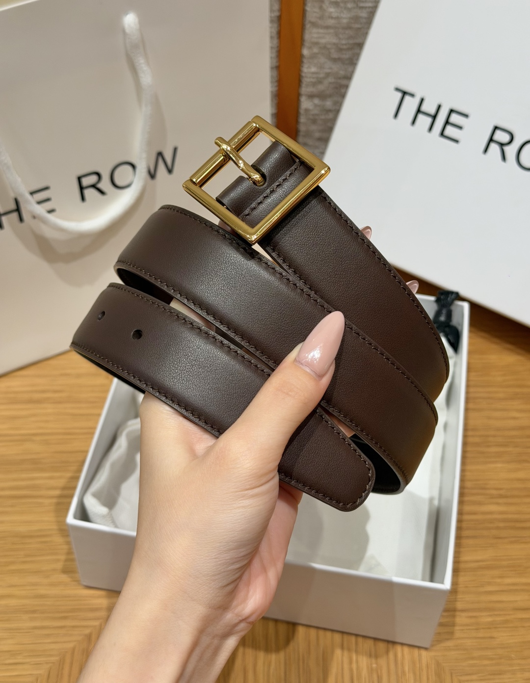 -THE ROW✨ Classic Belt 30mm 经典款腰带 窄款亮面小牛皮腰带,搭配金属针扣与一体式固定皮圈。3 -THE ROW✨ Classic Belt 30mm 经典款腰带 窄款亮面小牛皮腰带,搭配金属针扣与一体式固定皮圈。3
