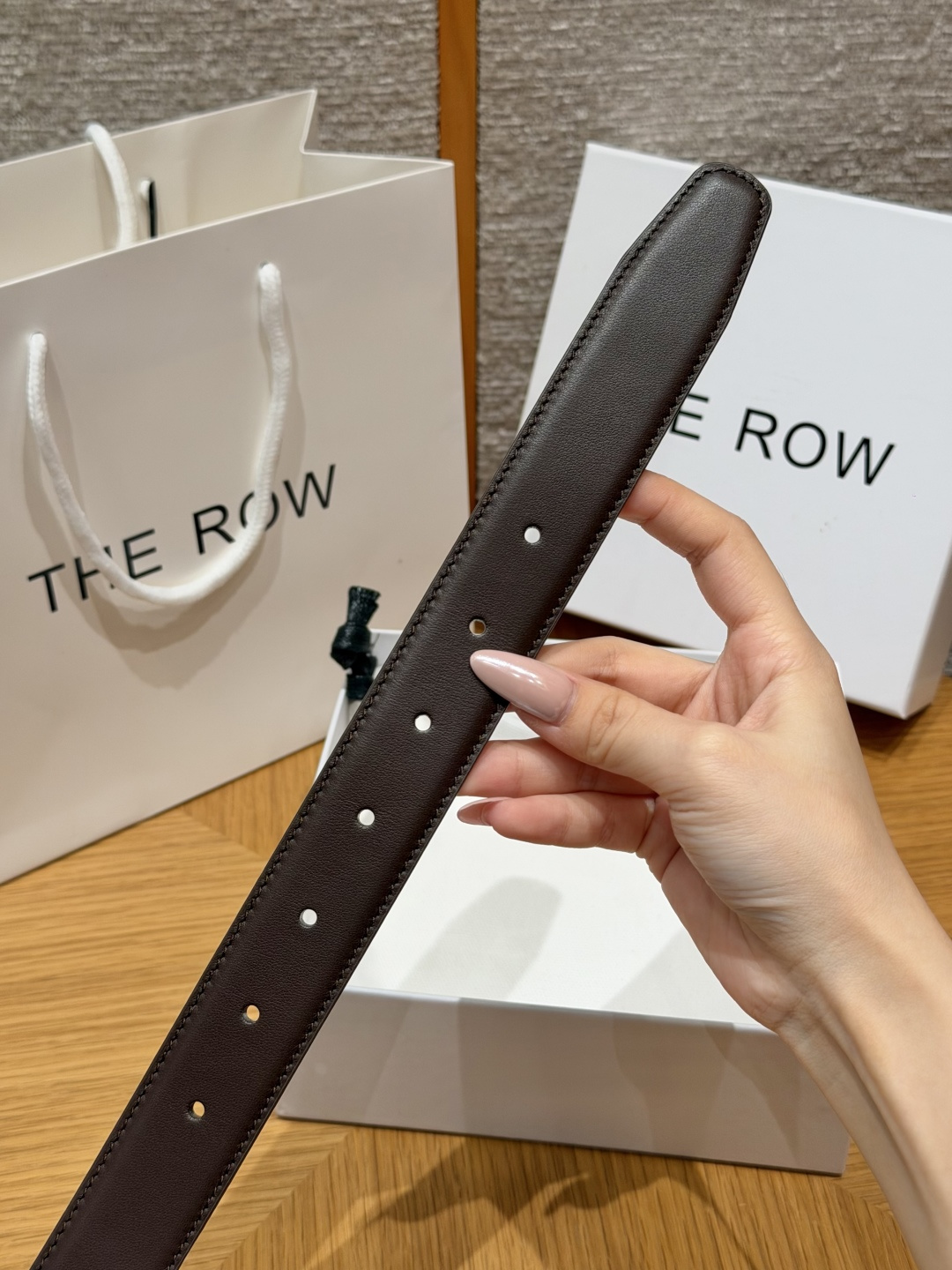 -THE ROW✨ Classic Belt 30mm 经典款腰带 窄款亮面小牛皮腰带,搭配金属针扣与一体式固定皮圈。3 -THE ROW✨ Classic Belt 30mm 经典款腰带 窄款亮面小牛皮腰带,搭配金属针扣与一体式固定皮圈。3