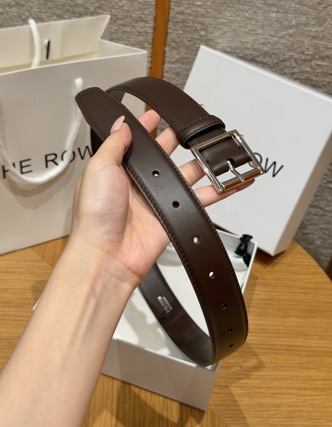 -THE ROW✨ Classic Belt 30mm 经典款腰带 窄款亮面小牛皮腰带,搭配金属针扣与一体式固定皮圈。3 -THE ROW✨ Classic Belt 30mm 经典款腰带 窄款亮面小牛皮腰带,搭配金属针扣与一体式固定皮圈。3