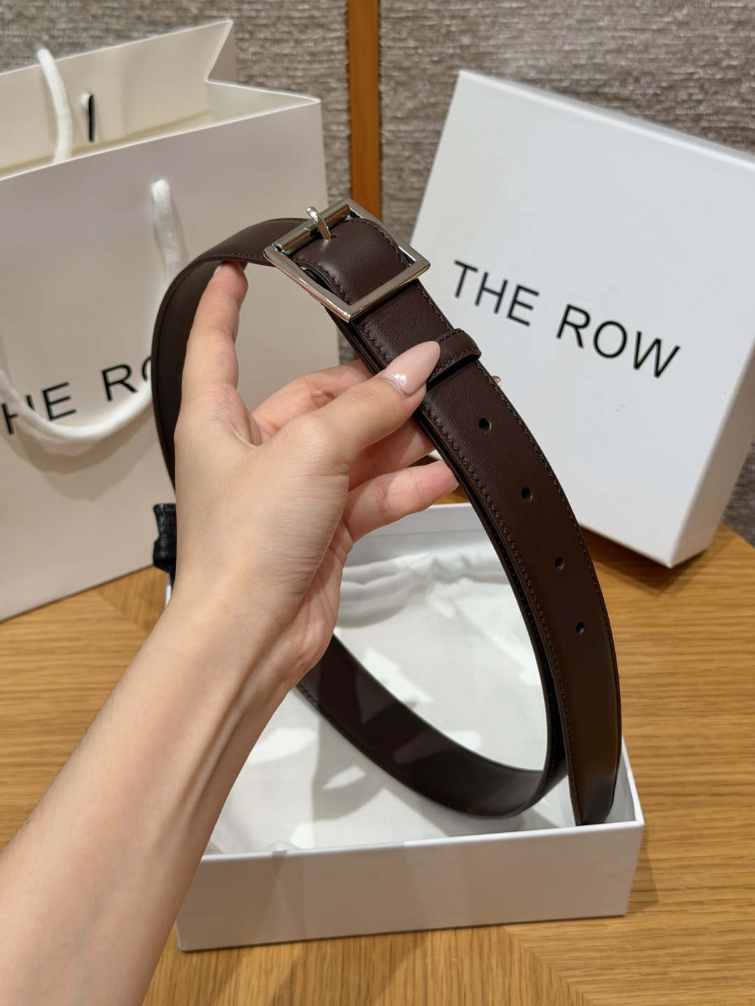-THE ROW✨ Classic Belt 30mm 经典款腰带 窄款亮面小牛皮腰带,搭配金属针扣与一体式固定皮圈。3 -THE ROW✨ Classic Belt 30mm 经典款腰带 窄款亮面小牛皮腰带,搭配金属针扣与一体式固定皮圈。3