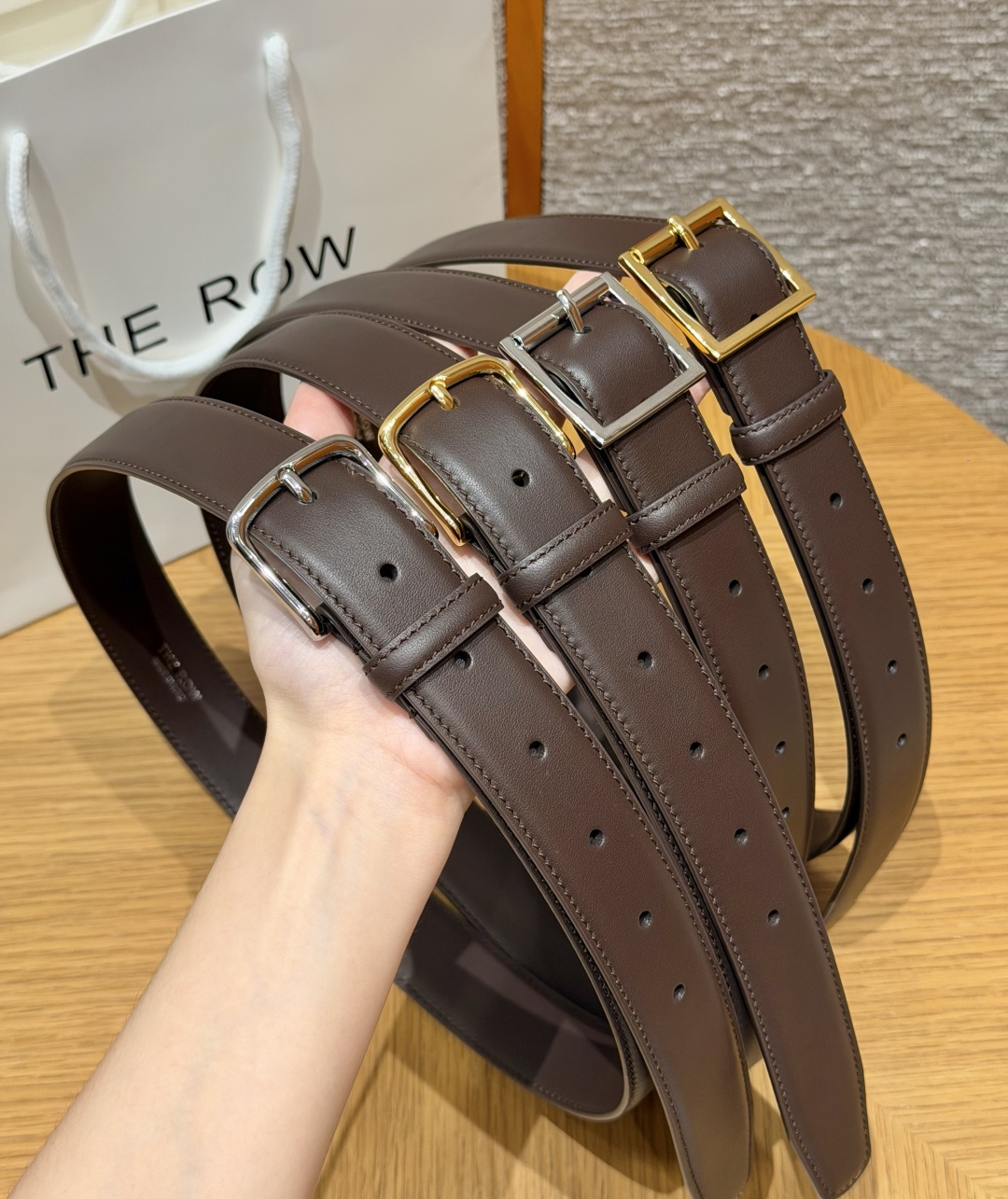 NO:924785,Original order - THE ROW Classic Belt 30mm classic belt. Narrow glossy calfskin belt, with metal pin buckle and integrated fixed leather ring. 3.0 cm width, The Row's signature minimalist accessories, clean and restrained lines. Unisex style for men and women, can be matched with suits, trousers, jeans, dresses, low-key and high-end, versatile for daily commuting. It is recommended to refer to the size chart to choose the appropriate size. The complete set is fully packaged.  Width width 3.0cm, belt, skirts, jeans, business suit, cowhide19860909原单 -THE ROW Classic Belt 30mm 经典款腰带 窄款亮面小牛皮腰带,搭配金属针扣与一体式固定皮圈.3.0厘米宽度,The Row标志性极简配饰,线条干净克制.男女中性款,西装、西裤、牛仔裤、连衣裙均可搭配,低调高级,通勤日常穿搭百搭.建议参照尺码表选择合适的码数.全套包装齐全. 宽度width3.0cm,皮带,skirts,jeans,business suit,cowhide,Belt