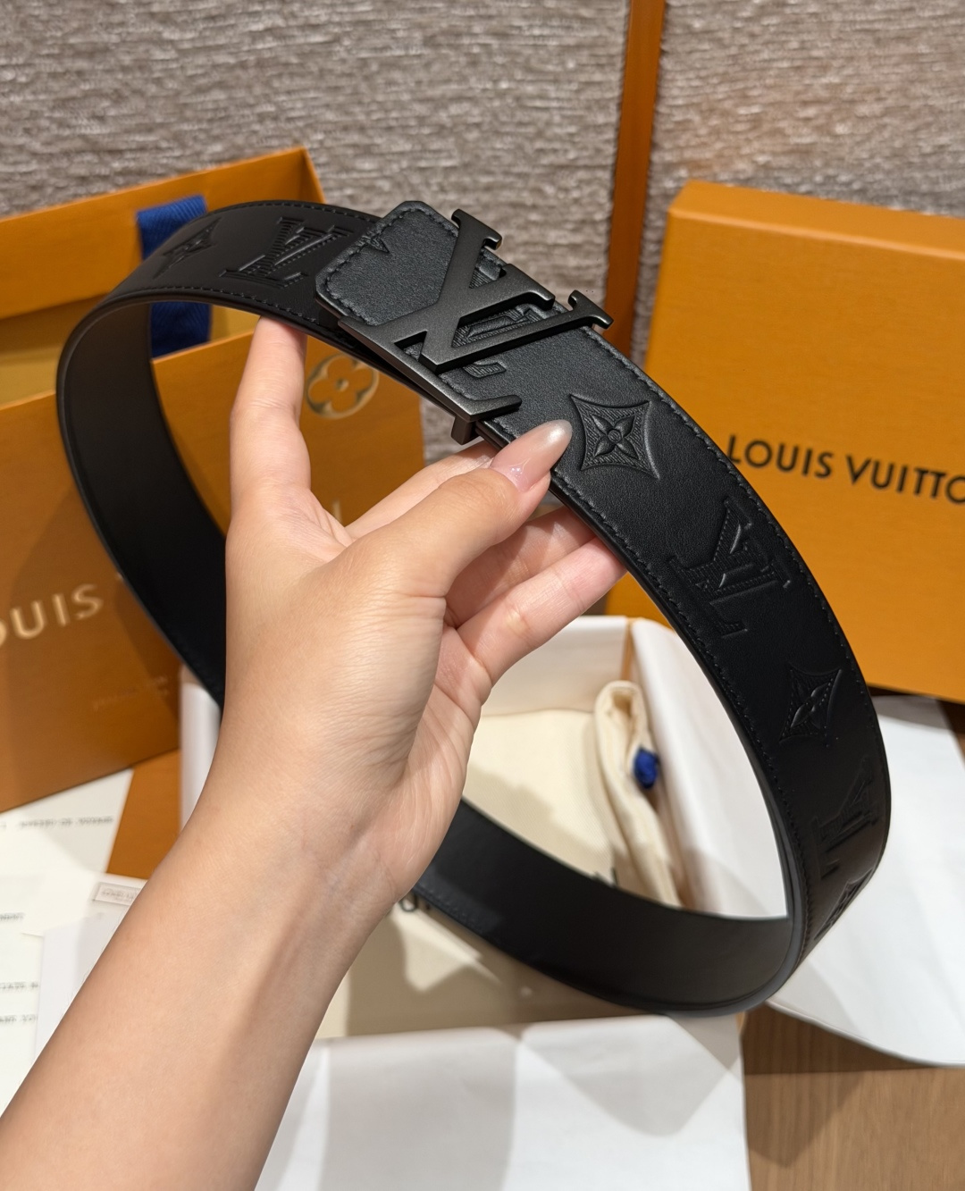 루이비통 모노그램 엠보스 40mm 리버서블 벨트 상세 이미지 4