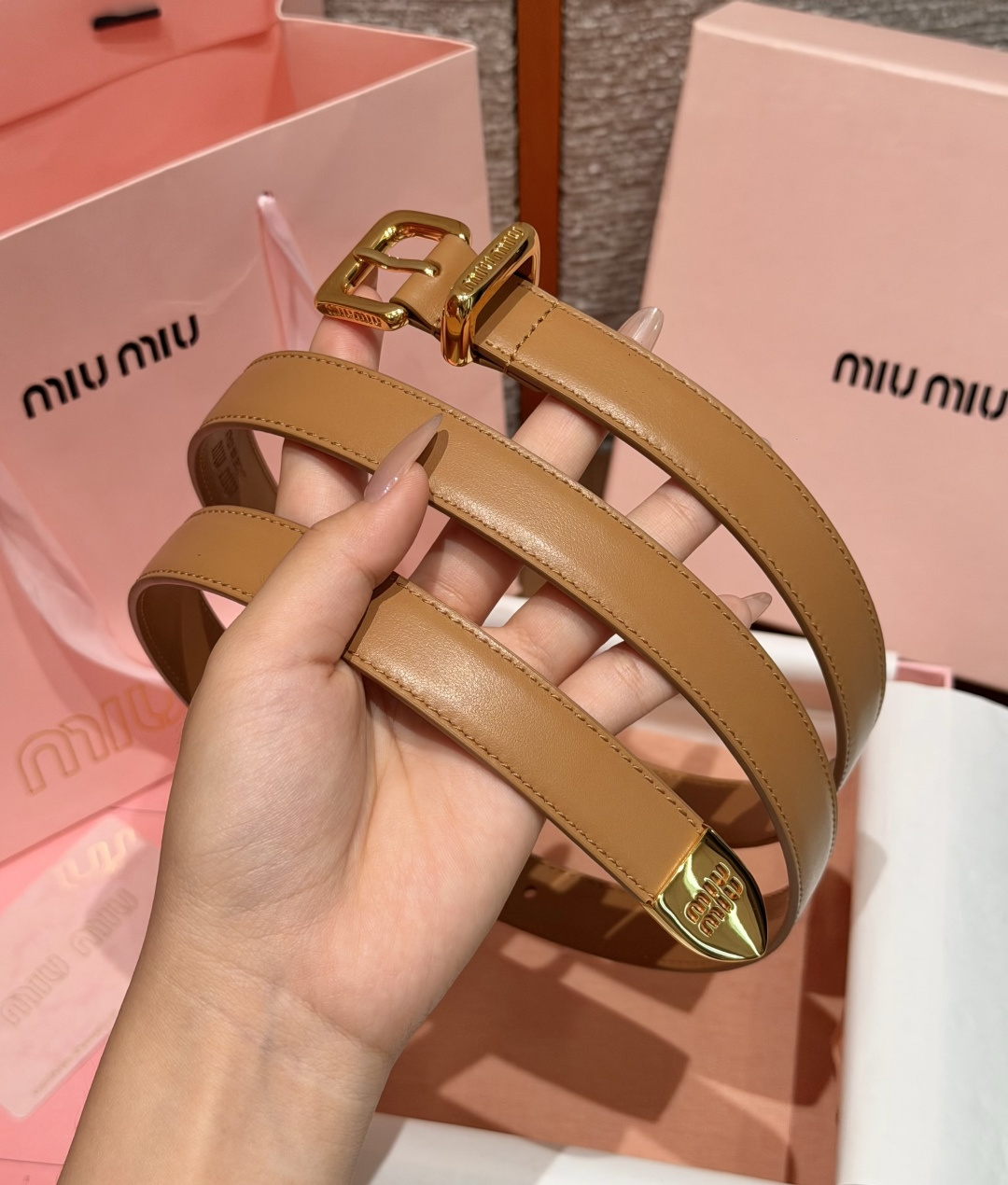 -缪家✨Leather Belt 20mm 皮革腰带 现代与复古的对比在这款柔软皮革腰带的细节中显现,古色古香的效果由金 -缪家✨Leather Belt 20mm 皮革腰带 现代与复古的对比在这款柔软皮革腰带的细节中显现,古色古香的效果由金