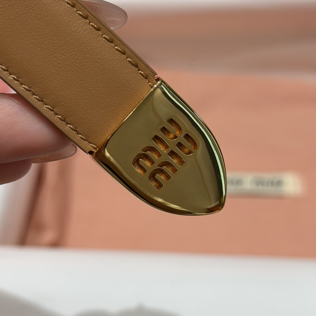 -缪家✨Leather Belt 20mm 皮革腰带 现代与复古的对比在这款柔软皮革腰带的细节中显现,古色古香的效果由金 -缪家✨Leather Belt 20mm 皮革腰带 现代与复古的对比在这款柔软皮革腰带的细节中显现,古色古香的效果由金