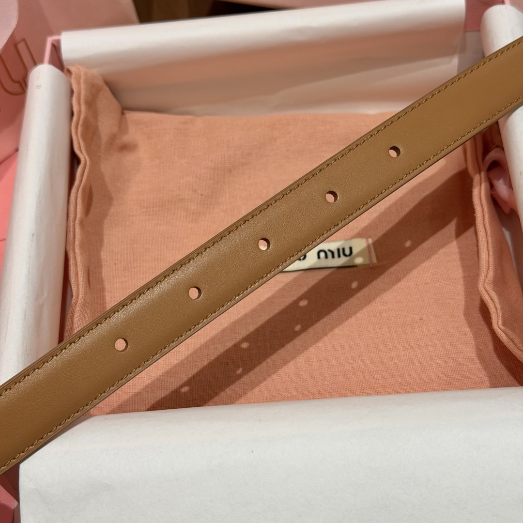 -缪家✨Leather Belt 20mm 皮革腰带 现代与复古的对比在这款柔软皮革腰带的细节中显现,古色古香的效果由金 -缪家✨Leather Belt 20mm 皮革腰带 现代与复古的对比在这款柔软皮革腰带的细节中显现,古色古香的效果由金