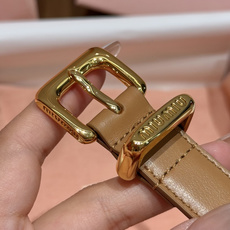 -缪家✨Leather Belt 20mm 皮革腰带 现代与复古的对比在这款柔软皮革腰带的细节中显现,古色古香的效果由金 -缪家✨Leather Belt 20mm 皮革腰带 现代与复古的对比在这款柔软皮革腰带的细节中显现,古色古香的效果由金