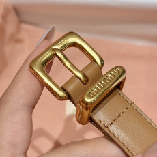 -缪家✨Leather Belt 20mm 皮革腰带 现代与复古的对比在这款柔软皮革腰带的细节中显现,古色古香的效果由金 -缪家✨Leather Belt 20mm 皮革腰带 现代与复古的对比在这款柔软皮革腰带的细节中显现,古色古香的效果由金