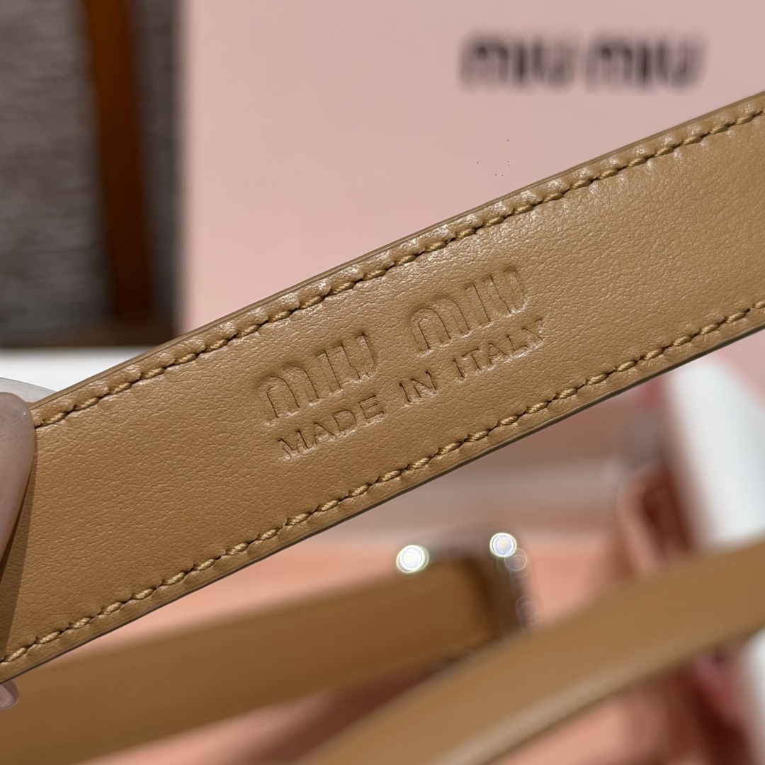 -缪家✨Leather Belt 20mm 皮革腰带 现代与复古的对比在这款柔软皮革腰带的细节中显现,古色古香的效果由金 -缪家✨Leather Belt 20mm 皮革腰带 现代与复古的对比在这款柔软皮革腰带的细节中显现,古色古香的效果由金