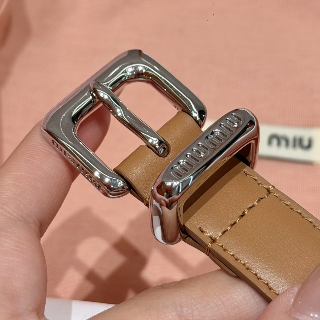 -缪家✨Leather Belt 20mm 皮革腰带 现代与复古的对比在这款柔软皮革腰带的细节中显现,古色古香的效果由金 -缪家✨Leather Belt 20mm 皮革腰带 现代与复古的对比在这款柔软皮革腰带的细节中显现,古色古香的效果由金