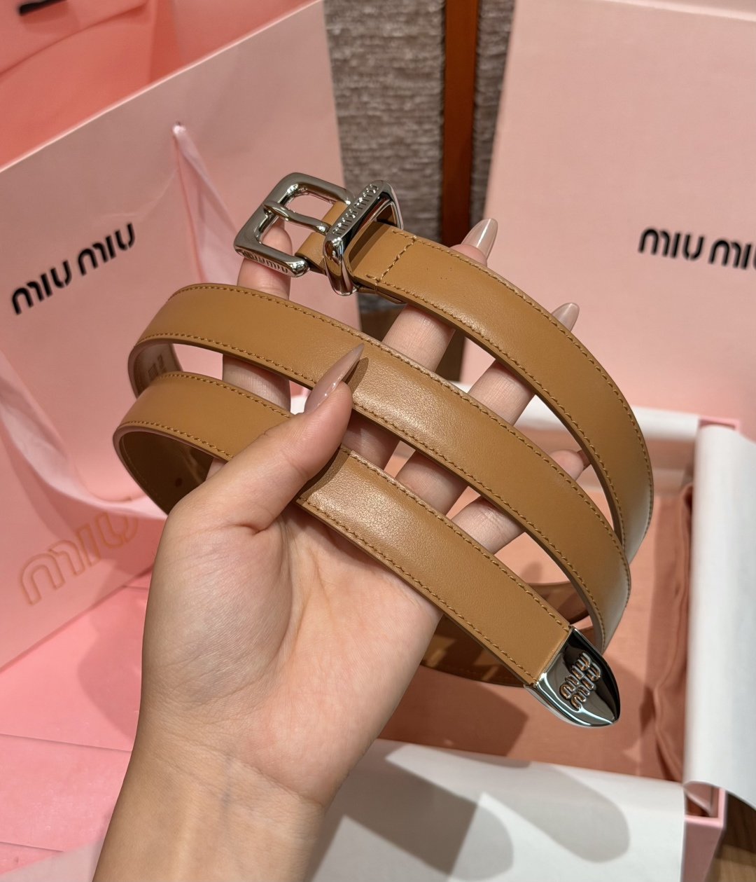 -缪家✨Leather Belt 20mm 皮革腰带 现代与复古的对比在这款柔软皮革腰带的细节中显现,古色古香的效果由金 -缪家✨Leather Belt 20mm 皮革腰带 现代与复古的对比在这款柔软皮革腰带的细节中显现,古色古香的效果由金