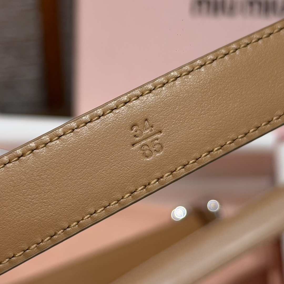 -缪家✨Leather Belt 20mm 皮革腰带 现代与复古的对比在这款柔软皮革腰带的细节中显现,古色古香的效果由金 -缪家✨Leather Belt 20mm 皮革腰带 现代与复古的对比在这款柔软皮革腰带的细节中显现,古色古香的效果由金