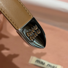 -缪家✨Leather Belt 20mm 皮革腰带 现代与复古的对比在这款柔软皮革腰带的细节中显现,古色古香的效果由金 -缪家✨Leather Belt 20mm 皮革腰带 现代与复古的对比在这款柔软皮革腰带的细节中显现,古色古香的效果由金