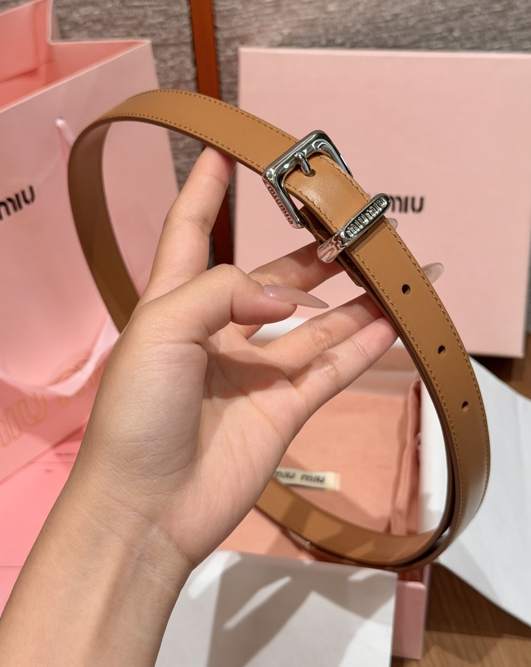 -缪家✨Leather Belt 20mm 皮革腰带 现代与复古的对比在这款柔软皮革腰带的细节中显现,古色古香的效果由金 -缪家✨Leather Belt 20mm 皮革腰带 现代与复古的对比在这款柔软皮革腰带的细节中显现,古色古香的效果由金