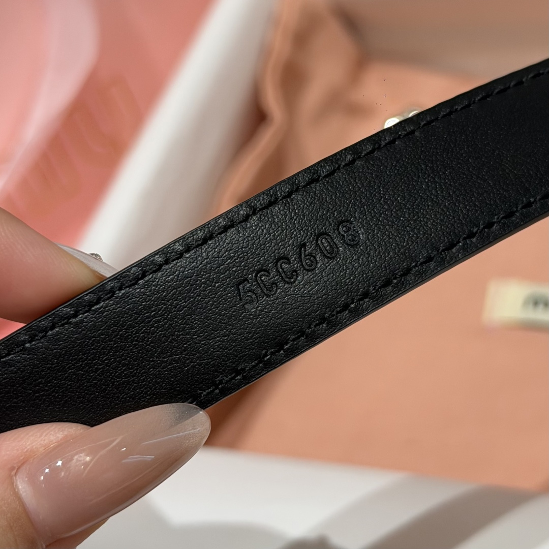 -缪家✨Leather Belt 20mm 皮革腰带 现代与复古的对比在这款柔软皮革腰带的细节中显现,古色古香的效果由金 -缪家✨Leather Belt 20mm 皮革腰带 现代与复古的对比在这款柔软皮革腰带的细节中显现,古色古香的效果由金