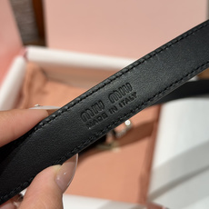 -缪家✨Leather Belt 20mm 皮革腰带 现代与复古的对比在这款柔软皮革腰带的细节中显现,古色古香的效果由金 -缪家✨Leather Belt 20mm 皮革腰带 现代与复古的对比在这款柔软皮革腰带的细节中显现,古色古香的效果由金