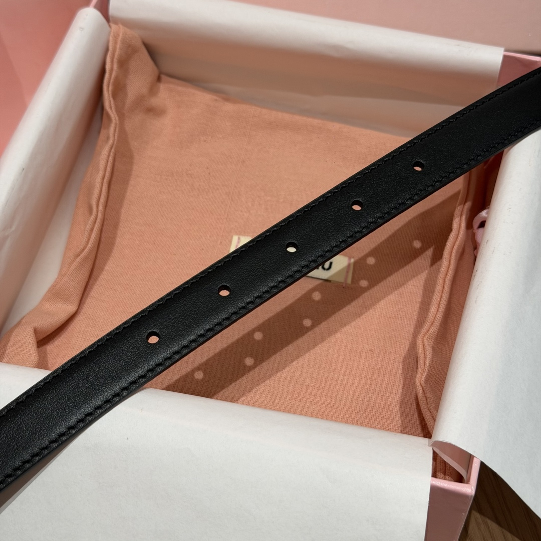 -缪家✨Leather Belt 20mm 皮革腰带 现代与复古的对比在这款柔软皮革腰带的细节中显现,古色古香的效果由金 -缪家✨Leather Belt 20mm 皮革腰带 现代与复古的对比在这款柔软皮革腰带的细节中显现,古色古香的效果由金