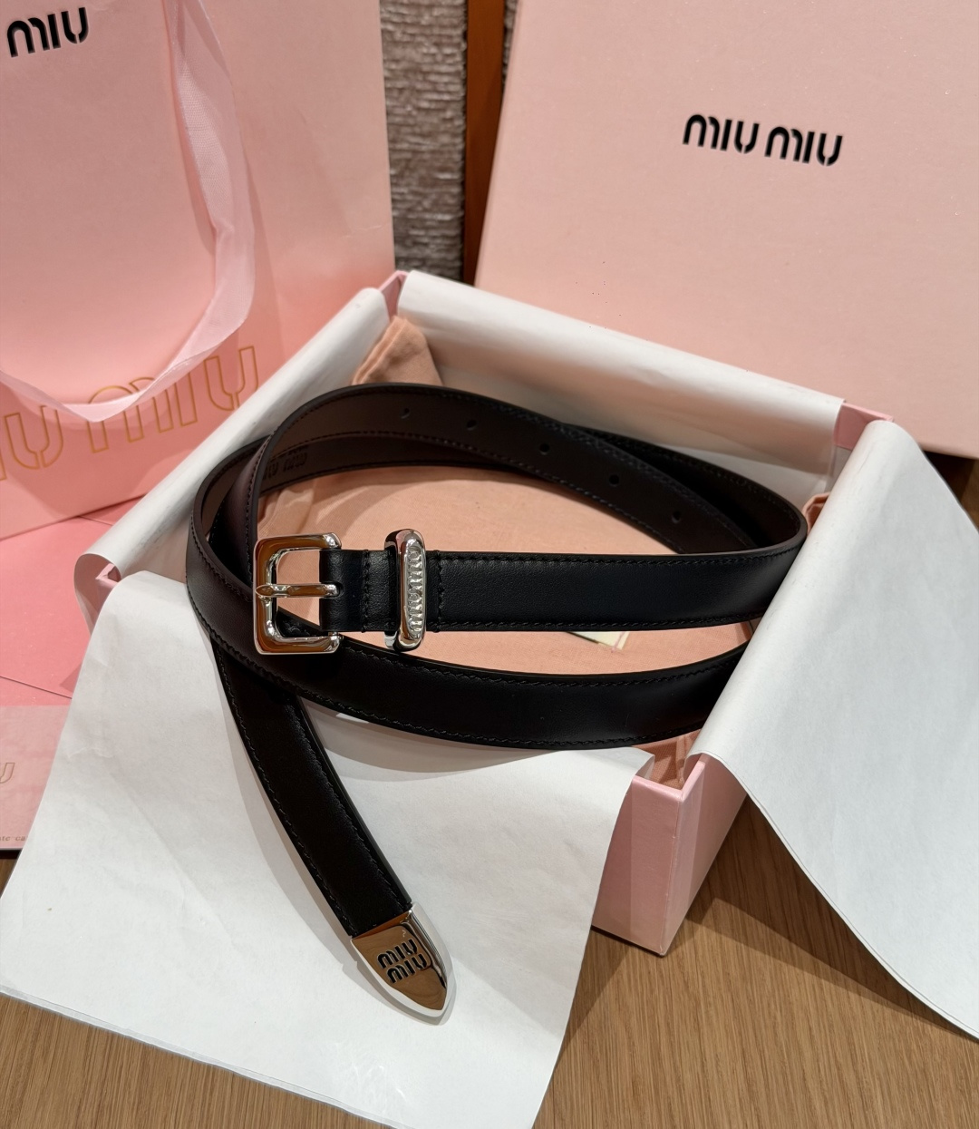 -缪家✨Leather Belt 20mm 皮革腰带 现代与复古的对比在这款柔软皮革腰带的细节中显现,古色古香的效果由金 -缪家✨Leather Belt 20mm 皮革腰带 现代与复古的对比在这款柔软皮革腰带的细节中显现,古色古香的效果由金