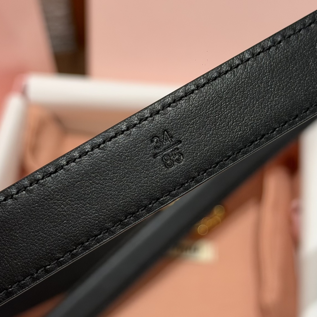 -缪家✨Leather Belt 20mm 皮革腰带 现代与复古的对比在这款柔软皮革腰带的细节中显现，古色古香的效果由金