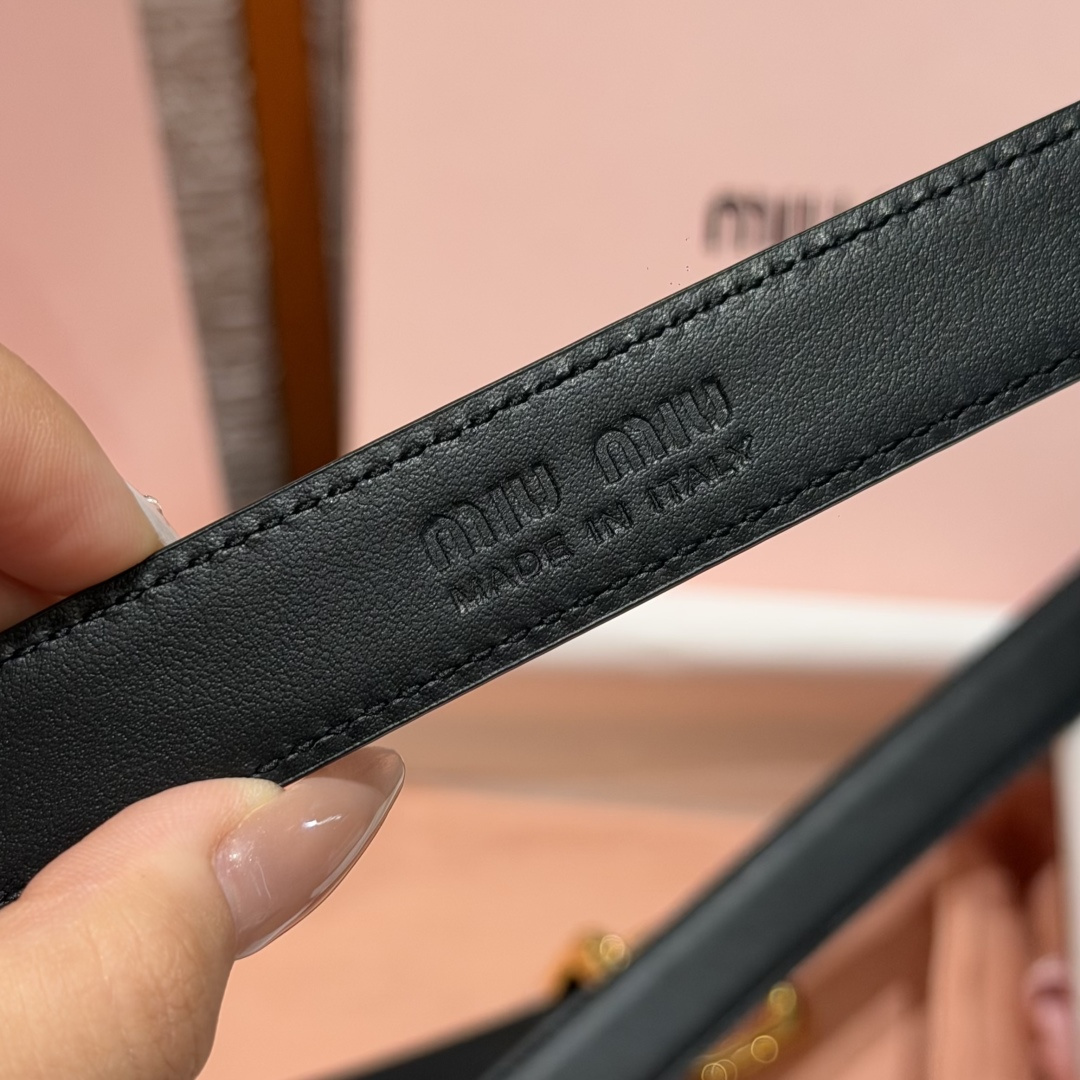 -缪家✨Leather Belt 20mm 皮革腰带 现代与复古的对比在这款柔软皮革腰带的细节中显现，古色古香的效果由金