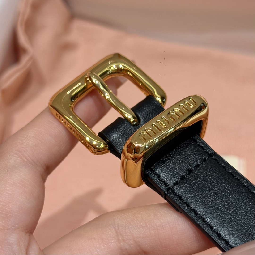 -缪家✨Leather Belt 20mm 皮革腰带 现代与复古的对比在这款柔软皮革腰带的细节中显现，古色古香的效果由金