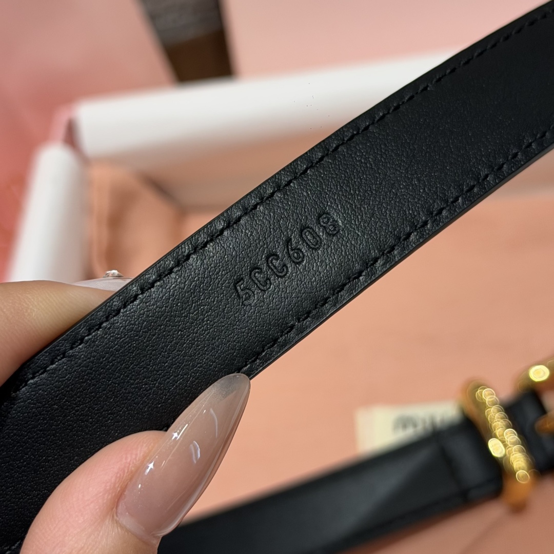 -缪家✨Leather Belt 20mm 皮革腰带 现代与复古的对比在这款柔软皮革腰带的细节中显现，古色古香的效果由金