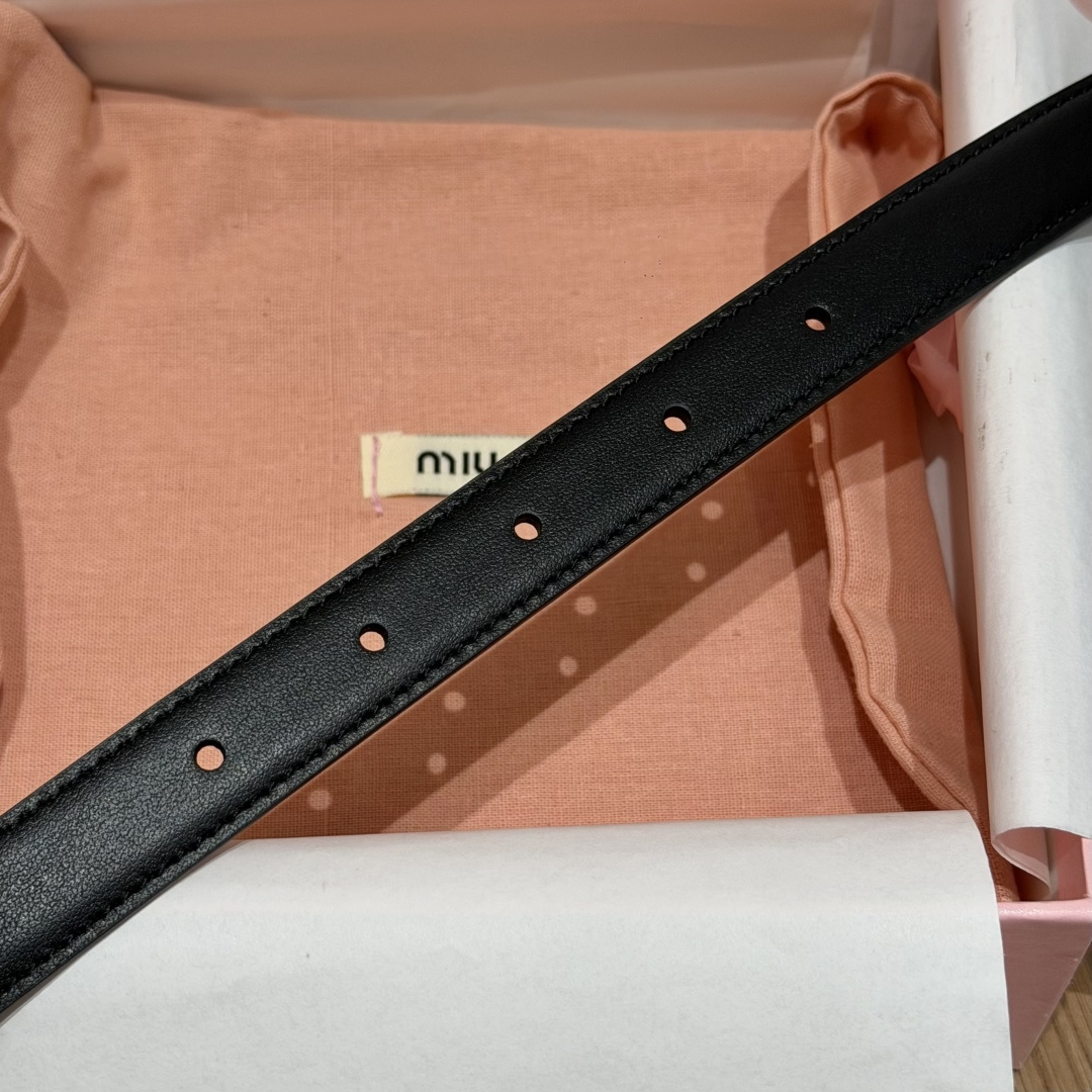 -缪家✨Leather Belt 20mm 皮革腰带 现代与复古的对比在这款柔软皮革腰带的细节中显现，古色古香的效果由金