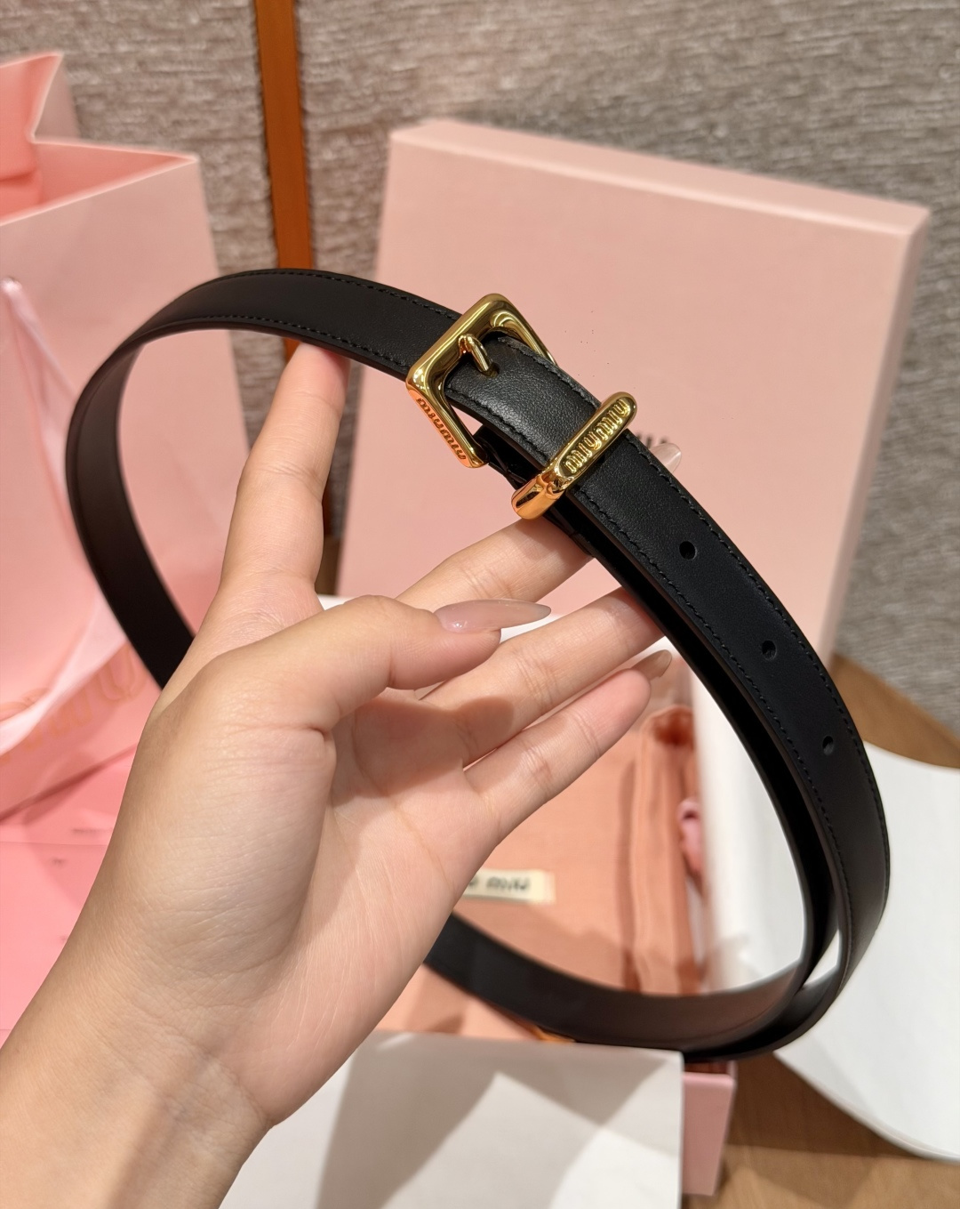 -缪家✨Leather Belt 20mm 皮革腰带 现代与复古的对比在这款柔软皮革腰带的细节中显现，古色古香的效果由金