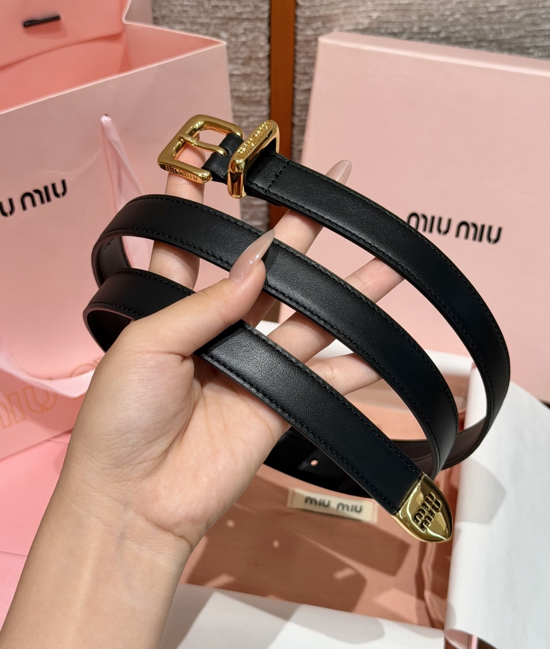 -缪家✨Leather Belt 20mm 皮革腰带 现代与复古的对比在这款柔软皮革腰带的细节中显现，古色古香的效果由金