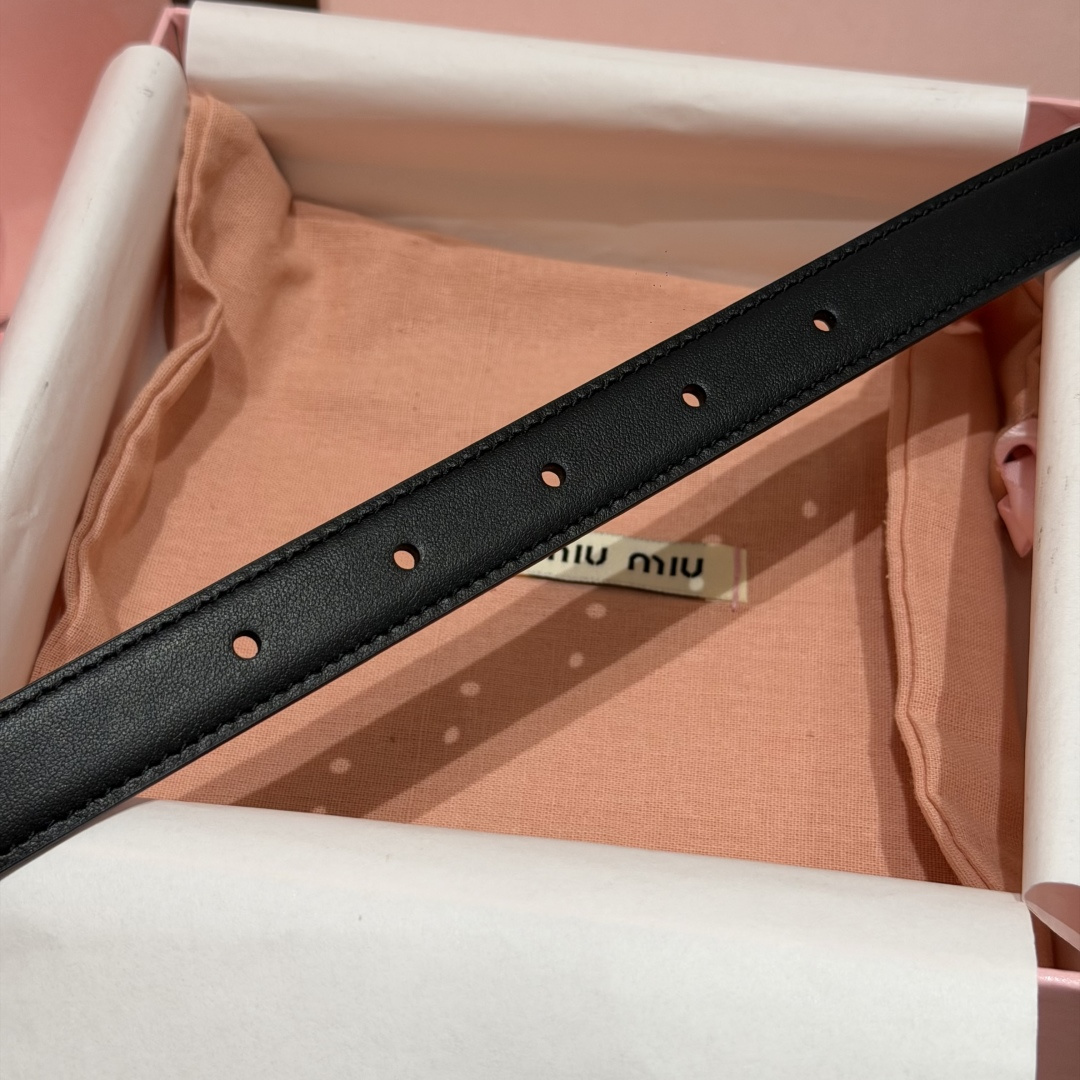 -缪家✨Leather Belt 20mm 皮革腰带 现代与复古的对比在这款柔软皮革腰带的细节中显现,古色古香的效果由金 -缪家✨Leather Belt 20mm 皮革腰带 现代与复古的对比在这款柔软皮革腰带的细节中显现,古色古香的效果由金