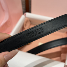-缪家✨Leather Belt 20mm 皮革腰带 现代与复古的对比在这款柔软皮革腰带的细节中显现,古色古香的效果由金 -缪家✨Leather Belt 20mm 皮革腰带 现代与复古的对比在这款柔软皮革腰带的细节中显现,古色古香的效果由金