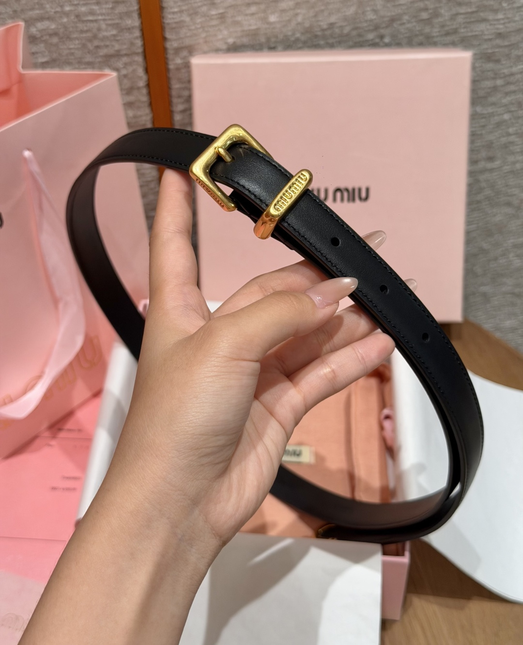 -缪家✨Leather Belt 20mm 皮革腰带 现代与复古的对比在这款柔软皮革腰带的细节中显现,古色古香的效果由金 -缪家✨Leather Belt 20mm 皮革腰带 现代与复古的对比在这款柔软皮革腰带的细节中显现,古色古香的效果由金