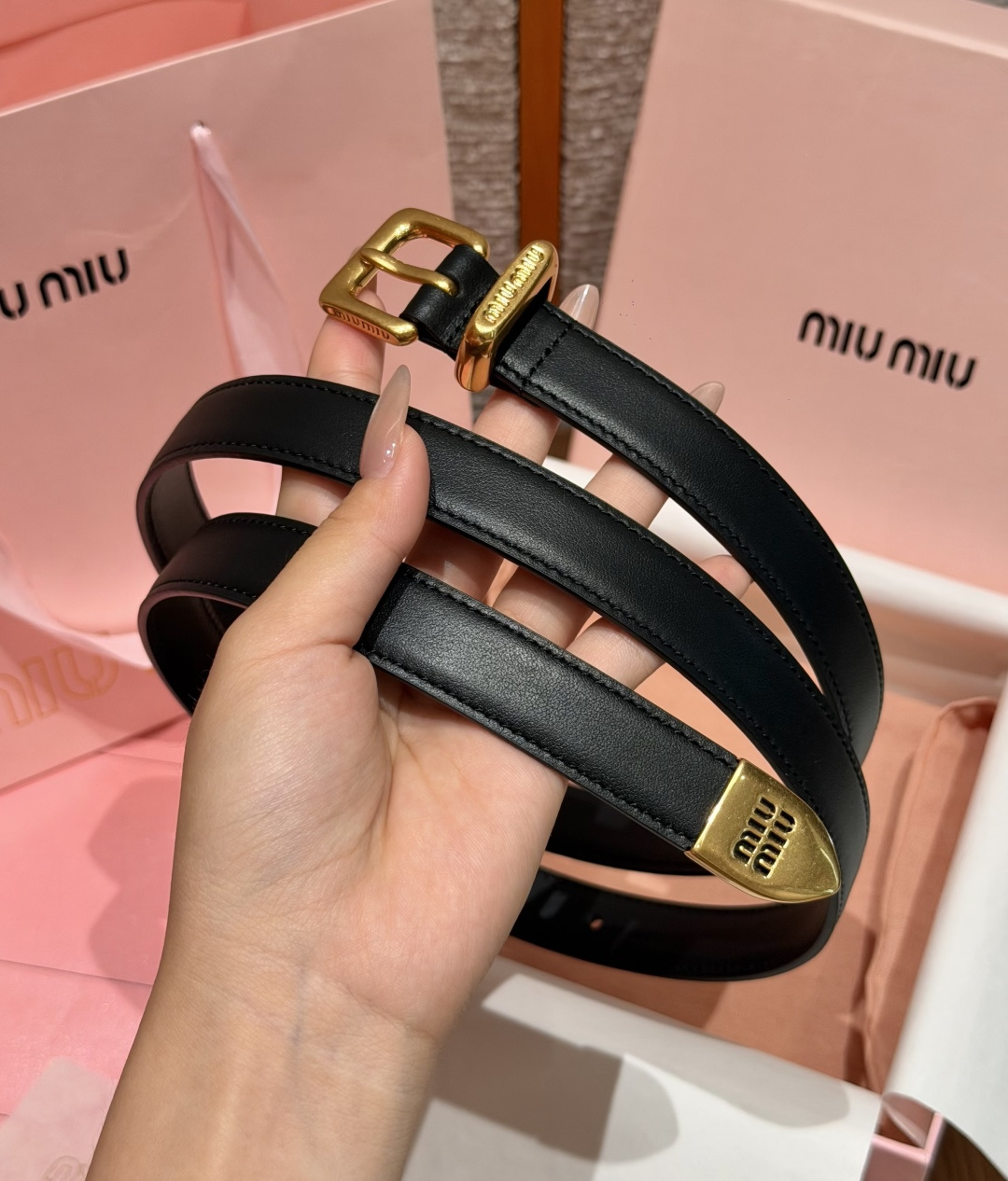 -缪家✨Leather Belt 20mm 皮革腰带 现代与复古的对比在这款柔软皮革腰带的细节中显现,古色古香的效果由金 -缪家✨Leather Belt 20mm 皮革腰带 现代与复古的对比在这款柔软皮革腰带的细节中显现,古色古香的效果由金