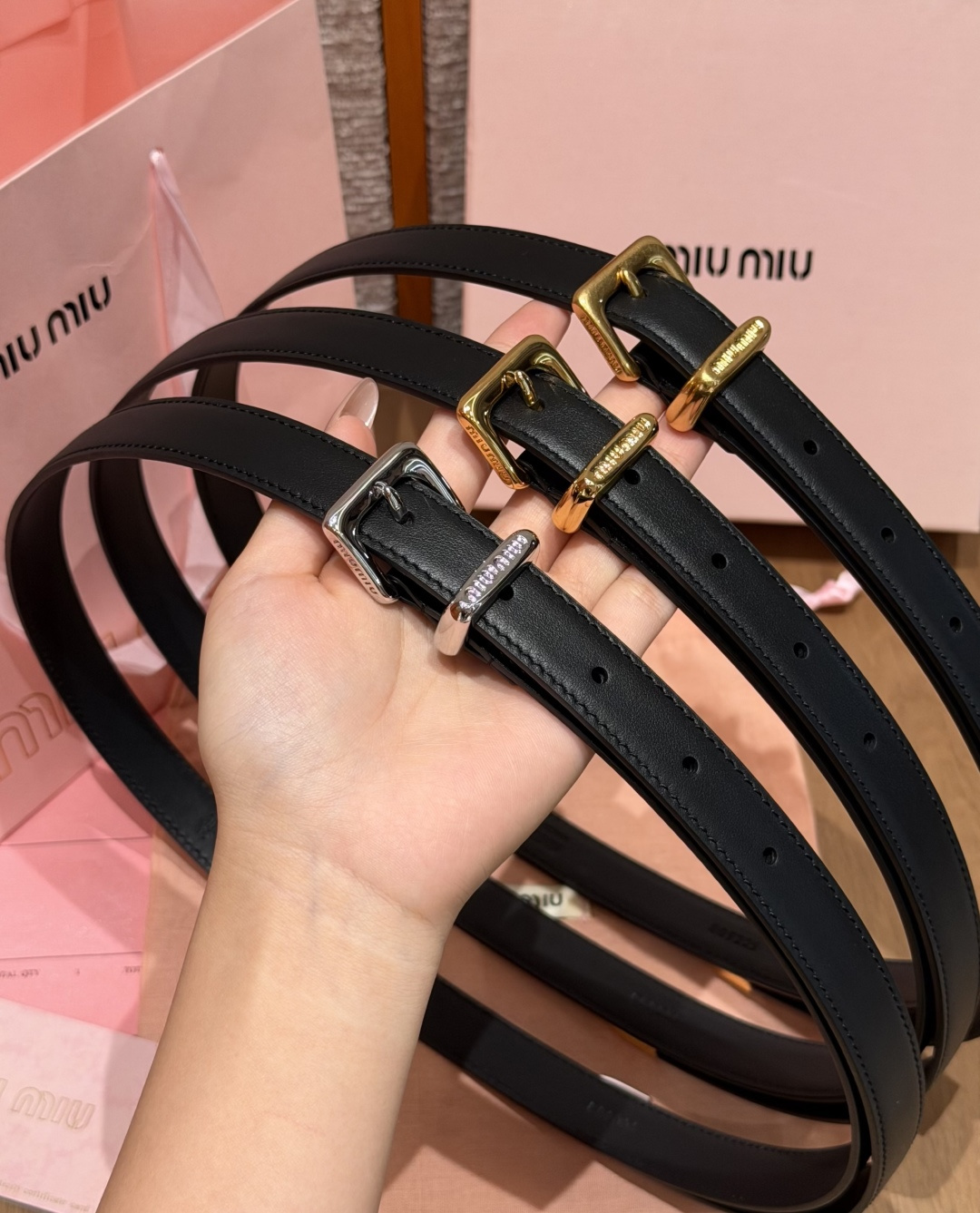 -缪家✨Leather Belt 20mm 皮革腰带 现代与复古的对比在这款柔软皮革腰带的细节中显现,古色古香的效果由金 -缪家✨Leather Belt 20mm 皮革腰带 现代与复古的对比在这款柔软皮革腰带的细节中显现,古色古香的效果由金