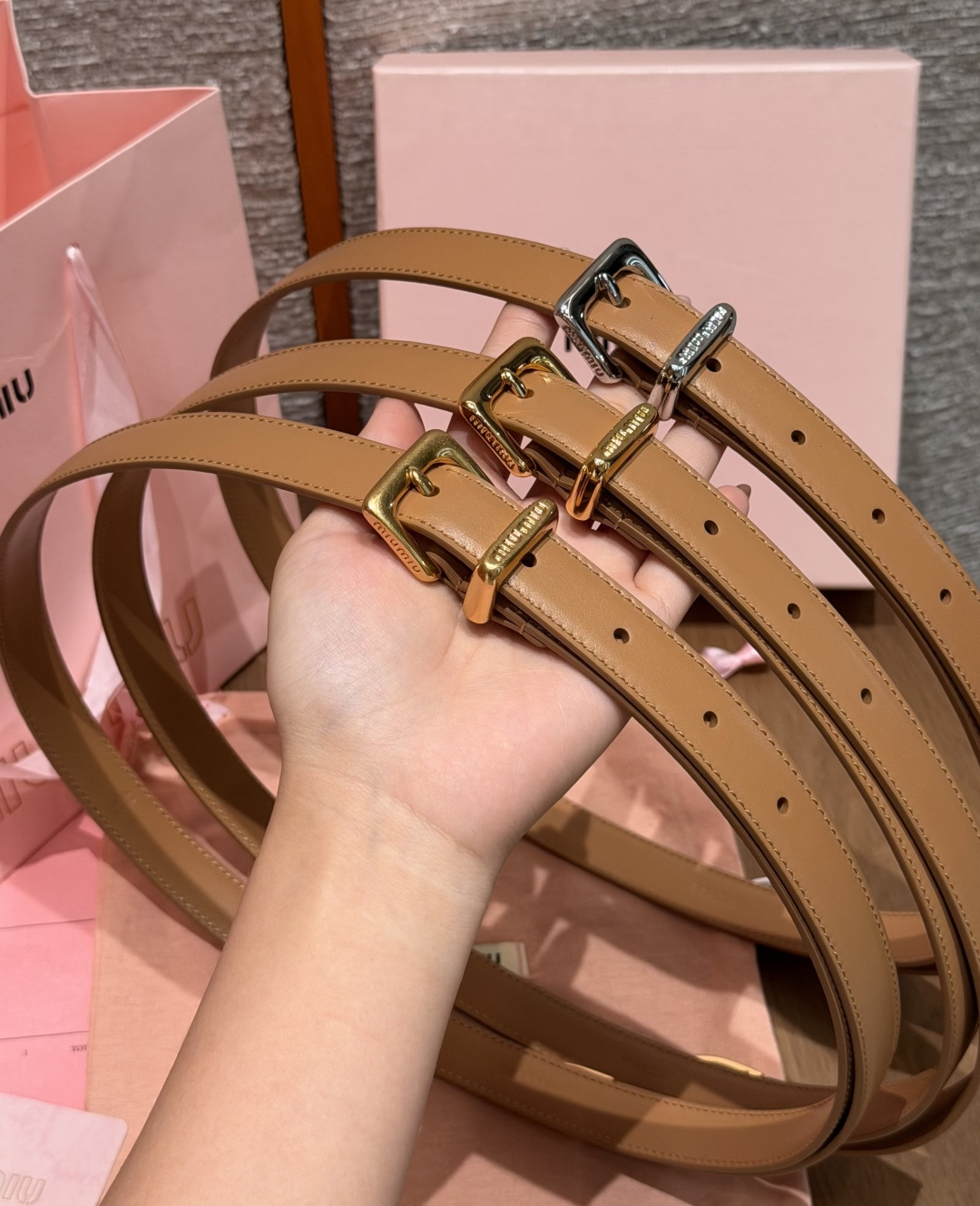 -缪家✨Leather Belt 20mm 皮革腰带 现代与复古的对比在这款柔软皮革腰带的细节中显现,古色古香的效果由金 -缪家✨Leather Belt 20mm 皮革腰带 现代与复古的对比在这款柔软皮革腰带的细节中显现,古色古香的效果由金