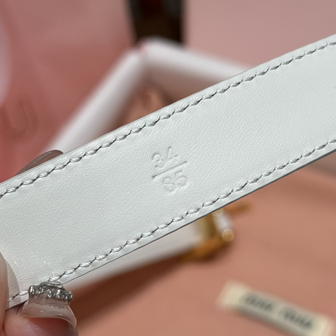 -缪家✨Leather Belt 20mm 皮革腰带 现代与复古的对比在这款柔软皮革腰带的细节中显现,古色古香的效果由金 -缪家✨Leather Belt 20mm 皮革腰带 现代与复古的对比在这款柔软皮革腰带的细节中显现,古色古香的效果由金