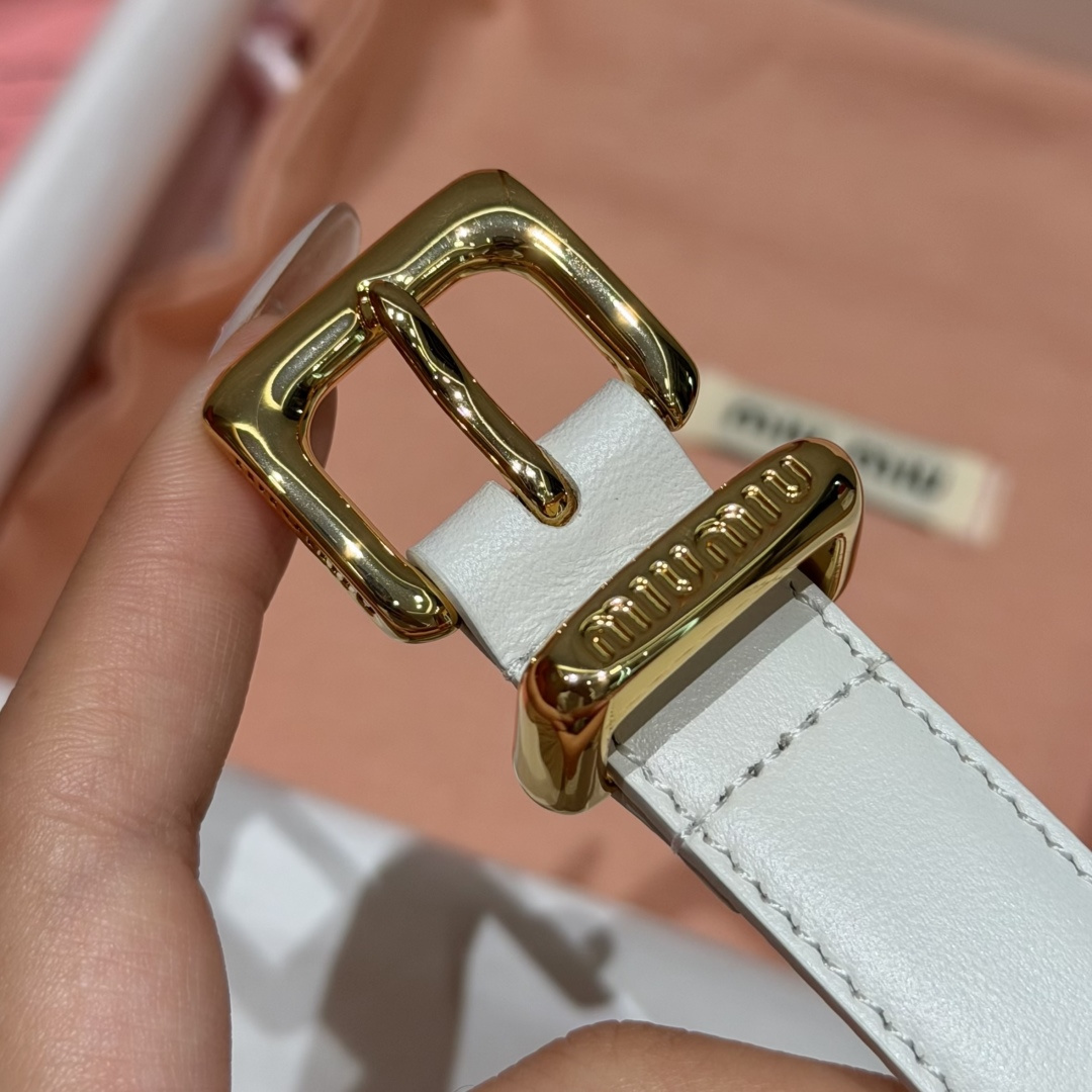 -缪家✨Leather Belt 20mm 皮革腰带 现代与复古的对比在这款柔软皮革腰带的细节中显现,古色古香的效果由金 -缪家✨Leather Belt 20mm 皮革腰带 现代与复古的对比在这款柔软皮革腰带的细节中显现,古色古香的效果由金