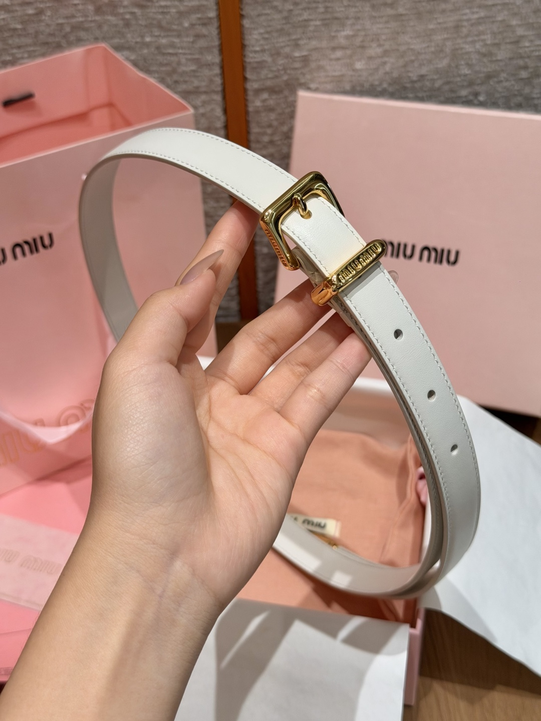 -缪家✨Leather Belt 20mm 皮革腰带 现代与复古的对比在这款柔软皮革腰带的细节中显现,古色古香的效果由金 -缪家✨Leather Belt 20mm 皮革腰带 现代与复古的对比在这款柔软皮革腰带的细节中显现,古色古香的效果由金