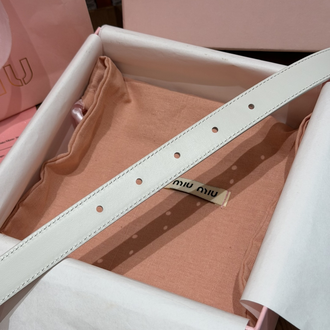 -缪家✨Leather Belt 20mm 皮革腰带 现代与复古的对比在这款柔软皮革腰带的细节中显现,古色古香的效果由金 -缪家✨Leather Belt 20mm 皮革腰带 现代与复古的对比在这款柔软皮革腰带的细节中显现,古色古香的效果由金