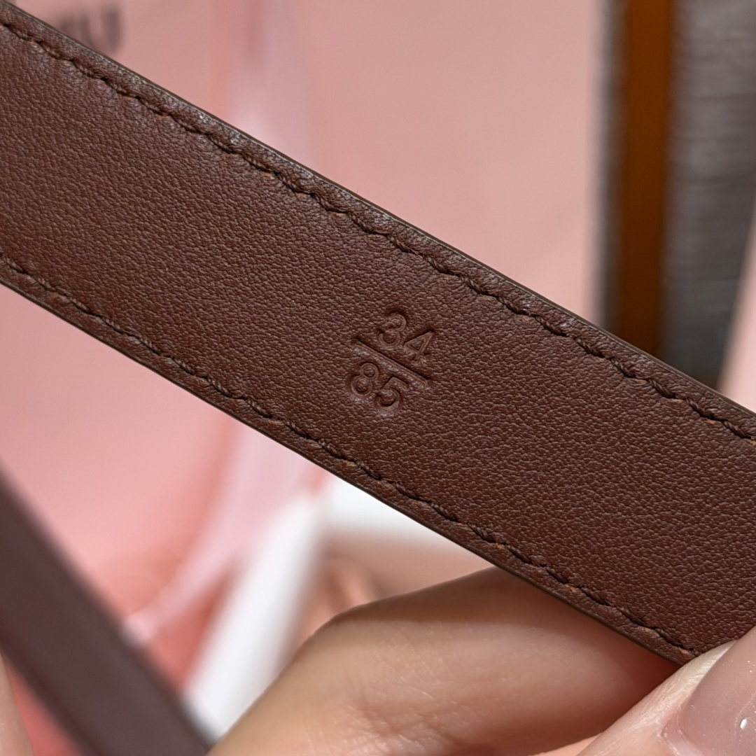 -缪家✨Leather Belt 20mm 皮革腰带 现代与复古的对比在这款柔软皮革腰带的细节中显现，古色古香的效果由金
